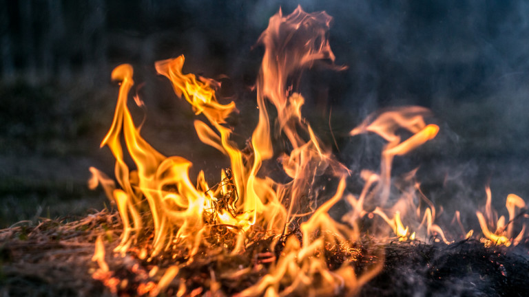 Пет вагона горят в депо „Надежда“ в София