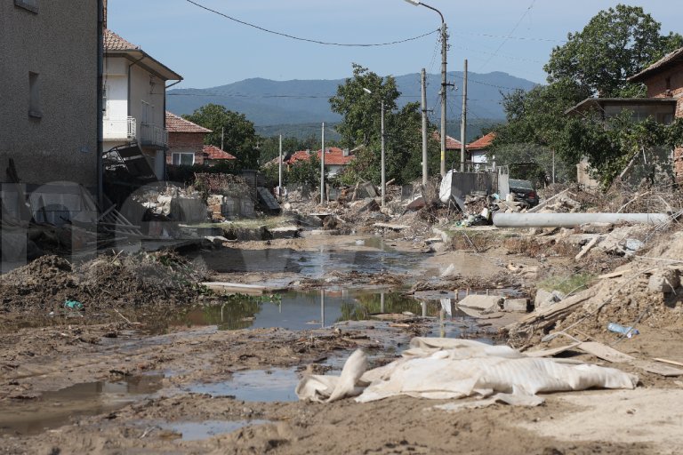 Авариен водопровод спасява жителите на наводнените карловски села?