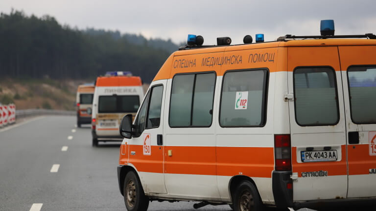 Двама са загиналите при катастрофата между мотор и три леки коли в Кюстендилско