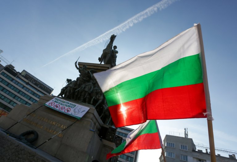 „Мир и неутралитет за България“: Стотици граждани на шествие против оръжието за Украйна