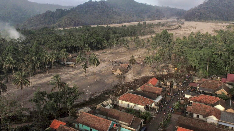 Вулканът Семеру в Индонезия се събуди отново (ВИДЕО)