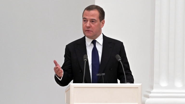 Медведев се обади пак: Третата световна няма да е с танкове или изтребители