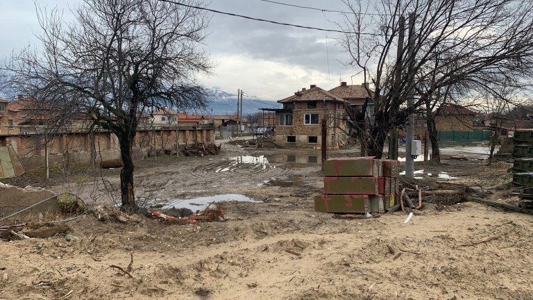 Продължава разчистването на реките в Карловско (ВИДЕО)
