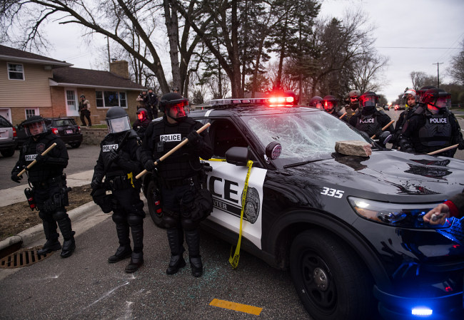 Обвиниха петима полицаи за поредното полицейско убийство на чернокож в САЩ (ВИДЕО)
