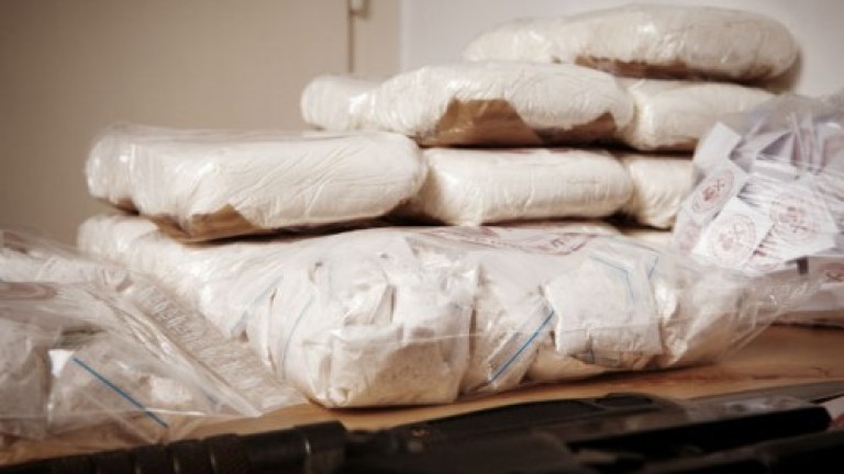 Митнически служители задържаха около 5 килограма хероин и над 1