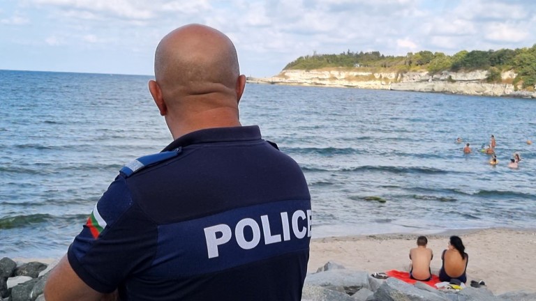Тяло на жена изплува на брега на централния градски плаж