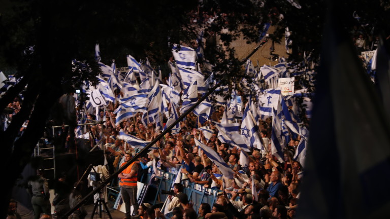 Управляващата в Израел дясна коалиция на премиера Бенямин Нетаняху мобилизира хиляди