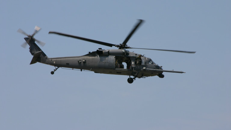 Японски спасители откриха останките на катастрофирал военен хеликоптер, съобщава Ройтерс“.