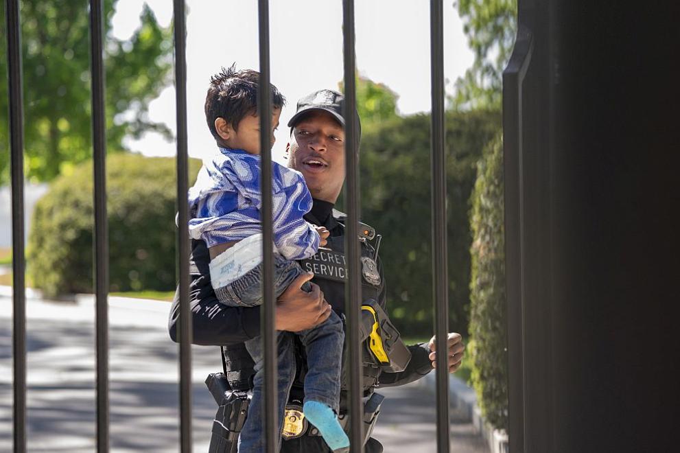 Любопитно дете се промъкна през металната ограда на Белия дом
